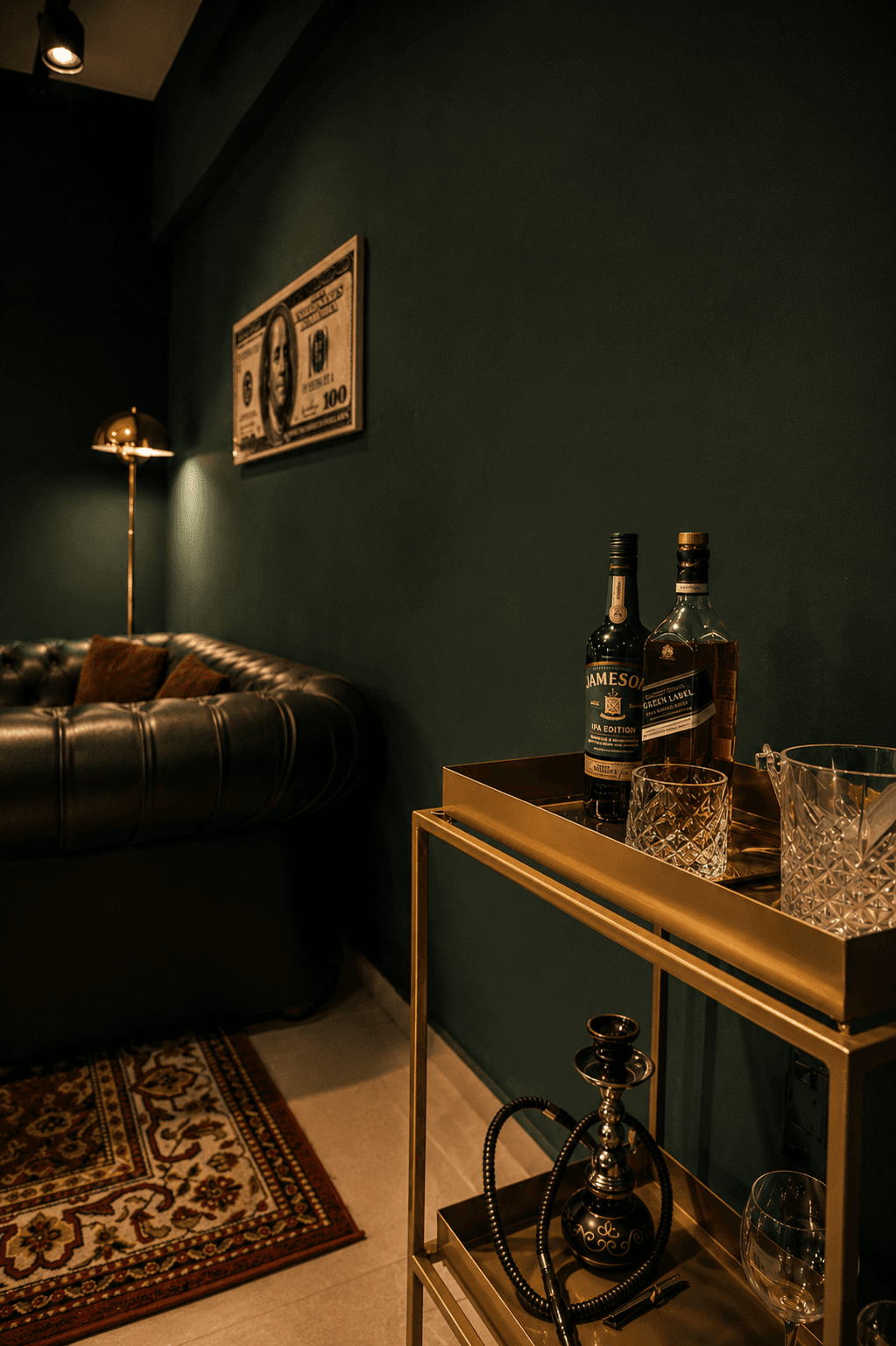 Lounge con sillón de cuero y carrito dorado con botellas
