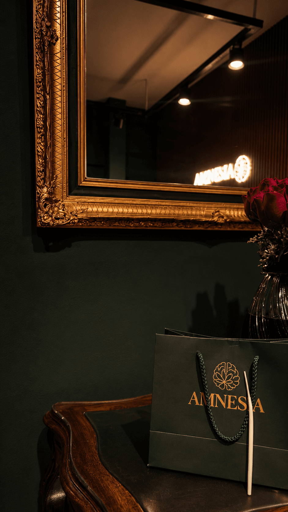Bolsa Amnesia Clvb, rosas y espejo dorado