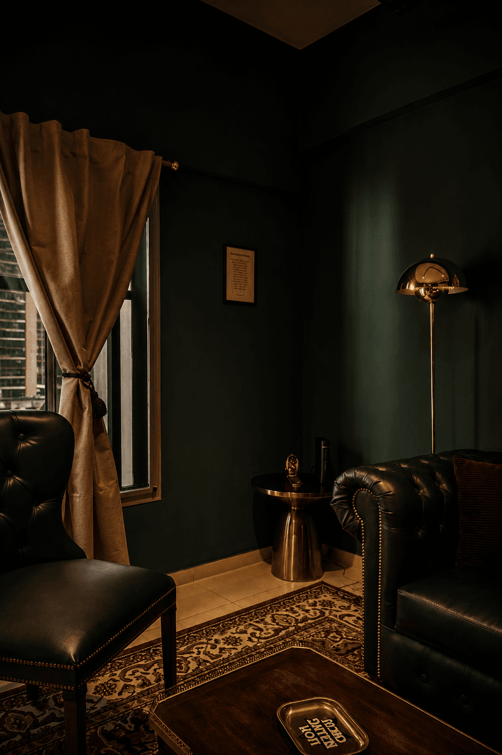 Rincón íntimo con sillón verde inglés y lámpara dorada